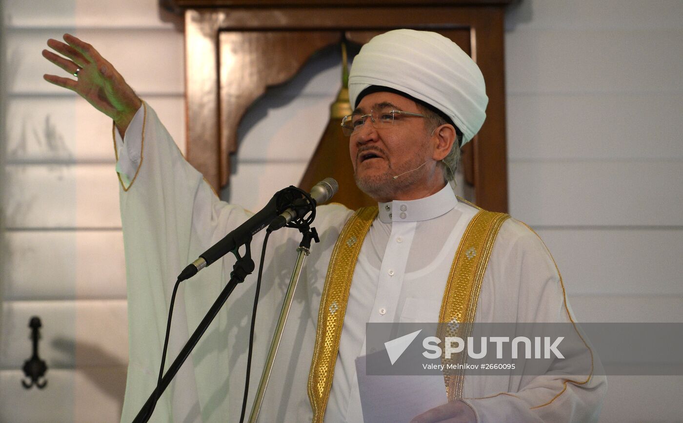 Muslims celebrate Eid al-Fitr in Moscow