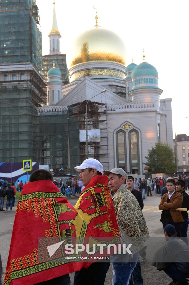 Muslims celebrate Eid al-Fitr in Moscow