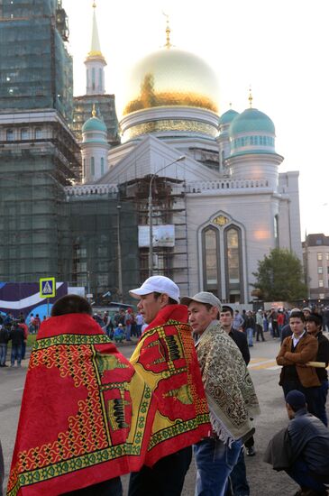 Muslims celebrate Eid al-Fitr in Moscow