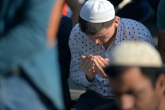 Muslims celebrate Eid al-Fitr in Moscow