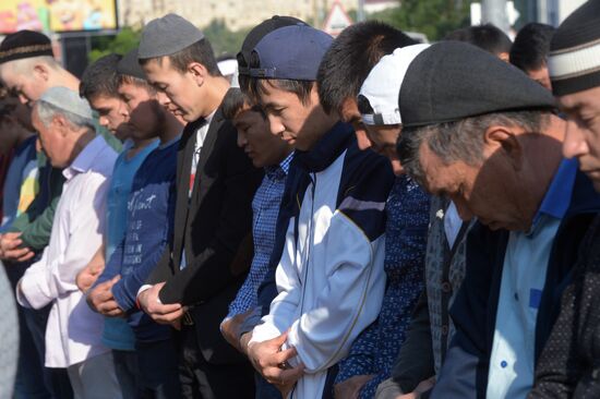 Muslims celebrate Eid al-Fitr in Moscow