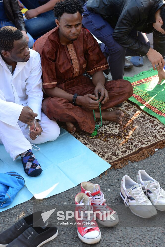 Muslims celebrate Eid al-Fitr in Moscow