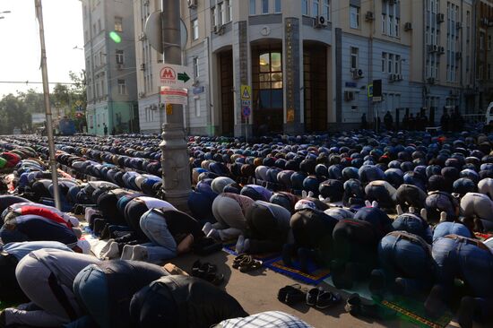 Muslims celebrate Eid al-Fitr in Moscow