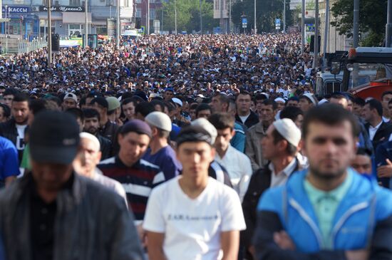 Muslims celebrate Eid al-Fitr in Moscow