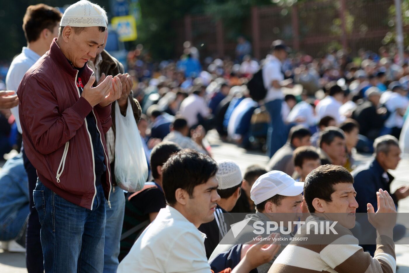 Muslims celebrate Eid al-Fitr in Moscow