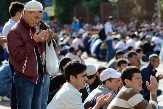 Muslims celebrate Eid al-Fitr in Moscow