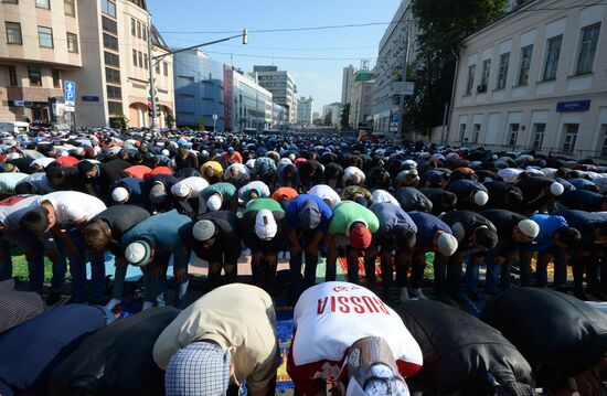 Muslims celebrate Eid al-Fitr in Moscow