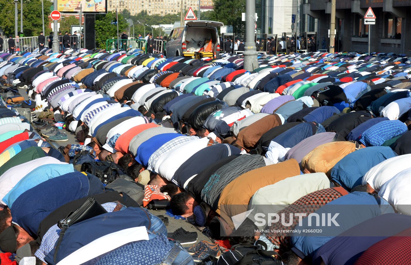 Muslims celebrate Eid al-Fitr in Moscow
