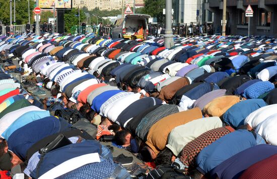 Muslims celebrate Eid al-Fitr in Moscow
