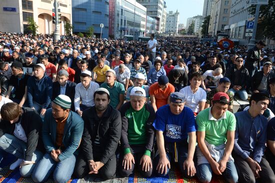 Muslims celebrate Eid al-Fitr in Moscow
