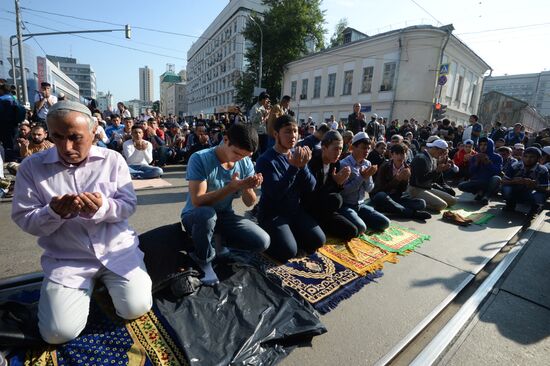 Muslims celebrate Eid al-Fitr in Moscow