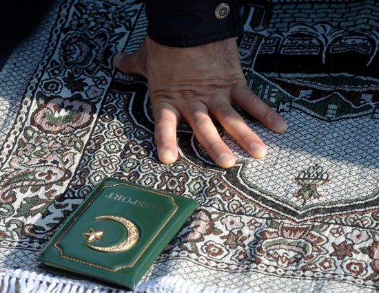 Muslims celebrate Eid al-Fitr in Moscow