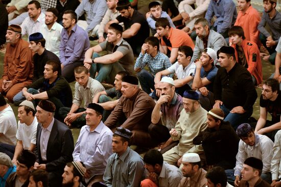 Muslims celebrate Eid al-Fitr in Russian regions