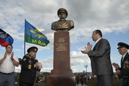 Monument to Soviet commander Vasily Marglov unveiled in Donetsk