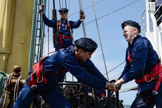 Train trip on barque Kruzenshtern