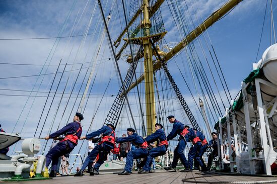 Train trip on barque Kruzenshtern