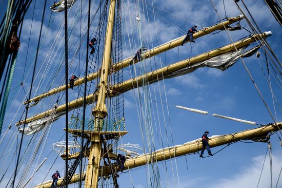 Train trip on barque Kruzenshtern