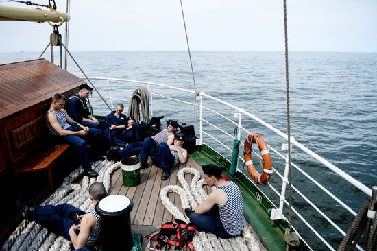 Train trip on barque Kruzenshtern