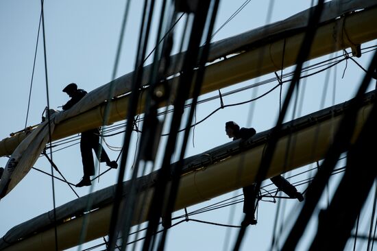 Train trip on barque Kruzenshtern