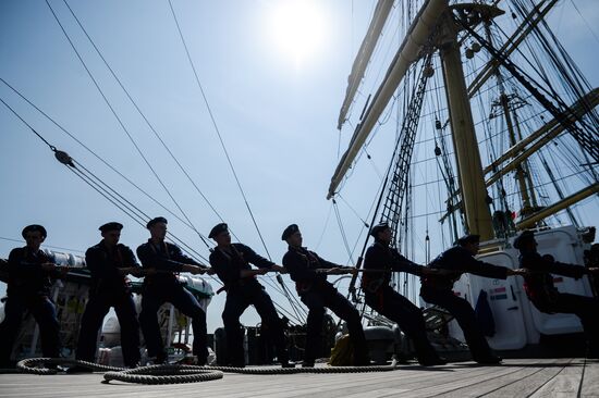 Train trip on barque Kruzenshtern