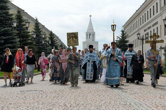 A religious procession during the feast of the Kazan Icon of the Mother of God
