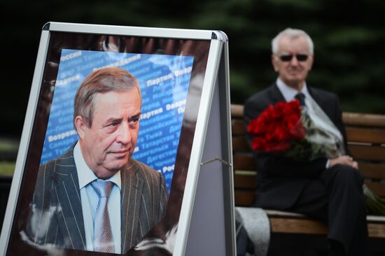 Paying last respects to Gennady Seleznyov