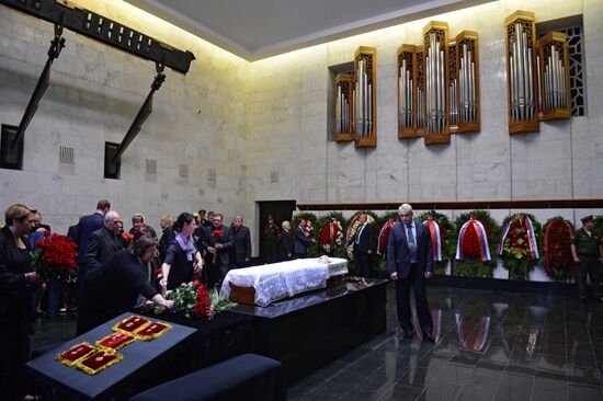 Paying last respects to Gennady Seleznyov