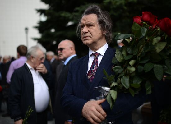 Paying last respects to Gennady Seleznyov