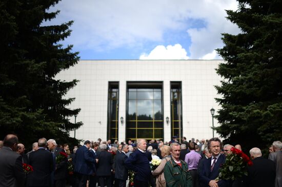 Paying last respects to Gennady Seleznyov