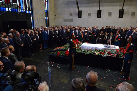 Paying last respects to Gennady Seleznyov