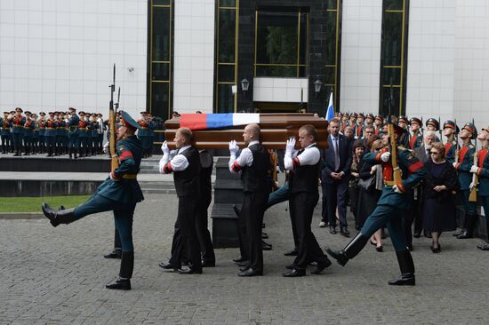 Paying last respects to Gennady Seleznyov