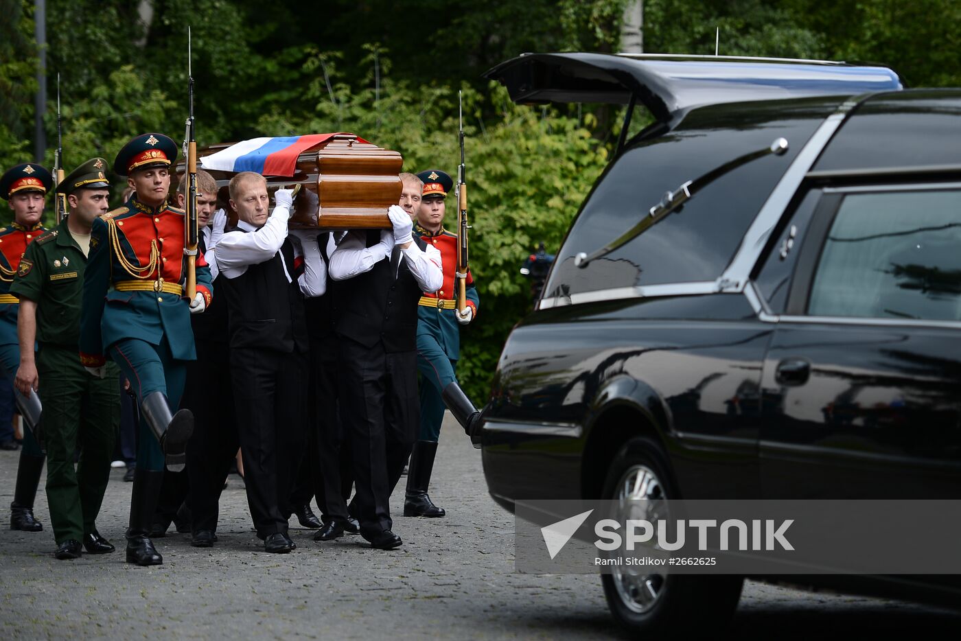 Paying last respects to Gennady Seleznyov