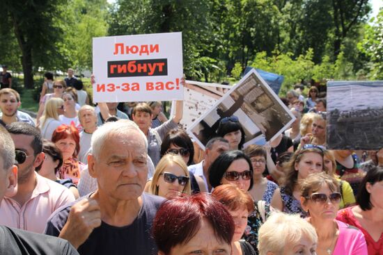 People in Donetsk hold rally