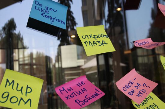 People in Donetsk hold rally