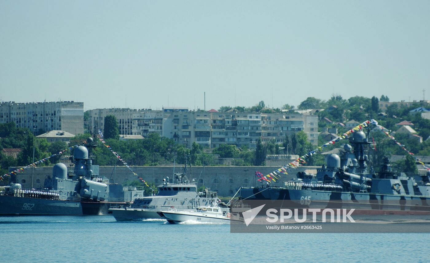 The Missile Boat R-71 (#962) and the Guided Missile Corvette Bora (#615) during a full dress rehearsal for the naval review in Sevastopol. Location: Russia, Crimean Federal District, Sevastopol. Author: Vasiliy Batanov/Sputnik. Rehearsal for naval review in Sevastopol