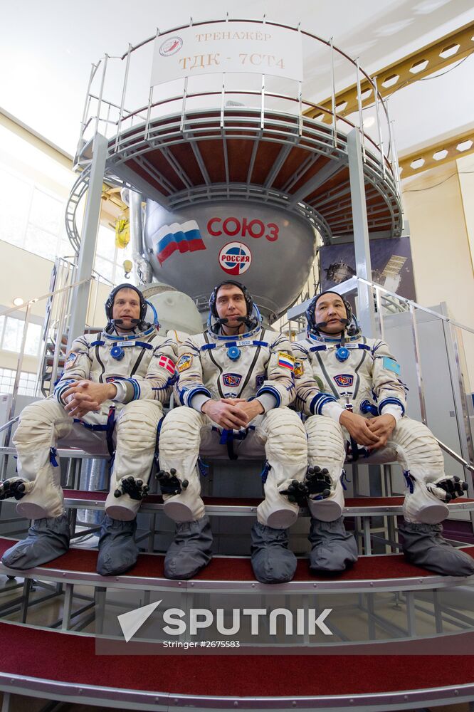 ISS Expedition 45/46/EP-18 crew trains in Gagarin Center. Day two