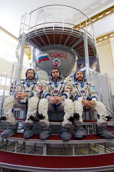 ISS Expedition 45/46/EP-18 crew trains in Gagarin Center. Day two