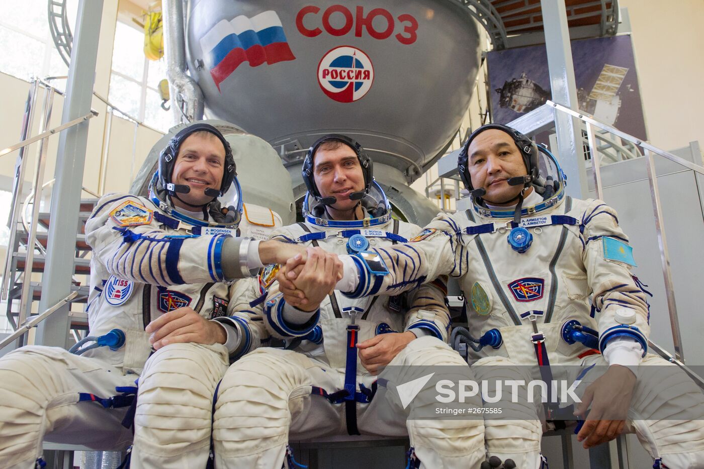 ISS Expedition 45/46/EP-18 crew trains in Gagarin Center. Day two