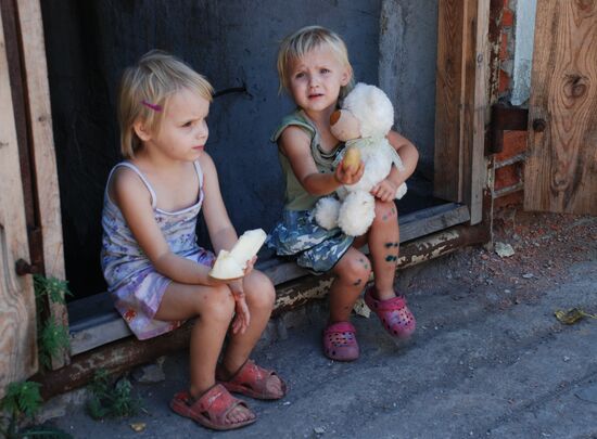 Children in bomb shelter in Donetsk