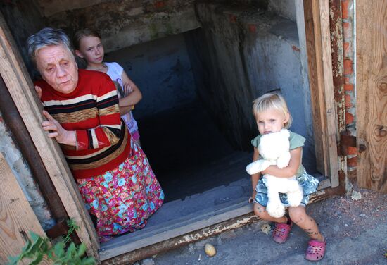 Children in bomb shelter in Donetsk