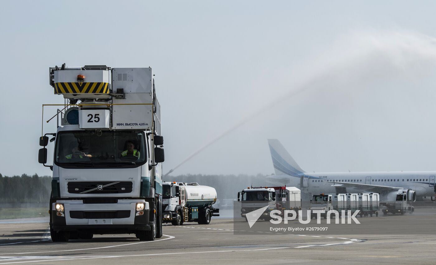 Airplane servicing at Domodedovo airport