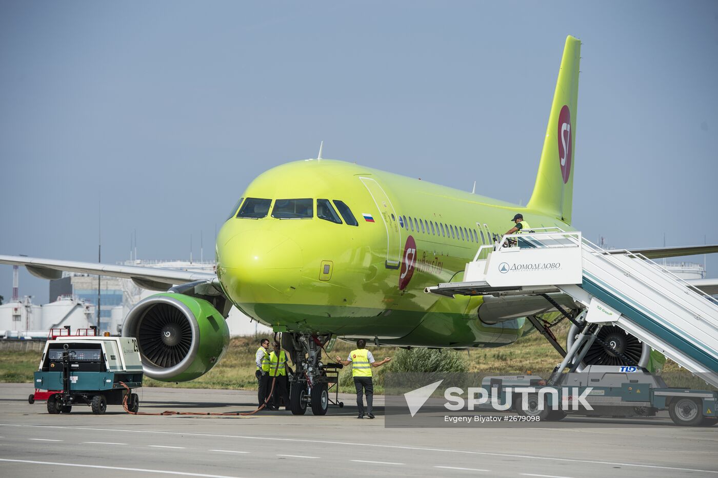 Airplane servicing at Domodedovo airport