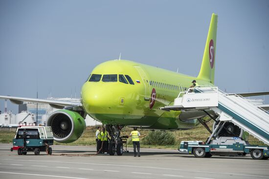 Airplane servicing at Domodedovo airport