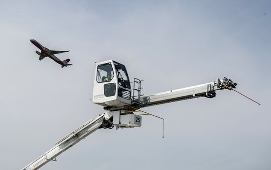 Airplane servicing at Domodedovo airport
