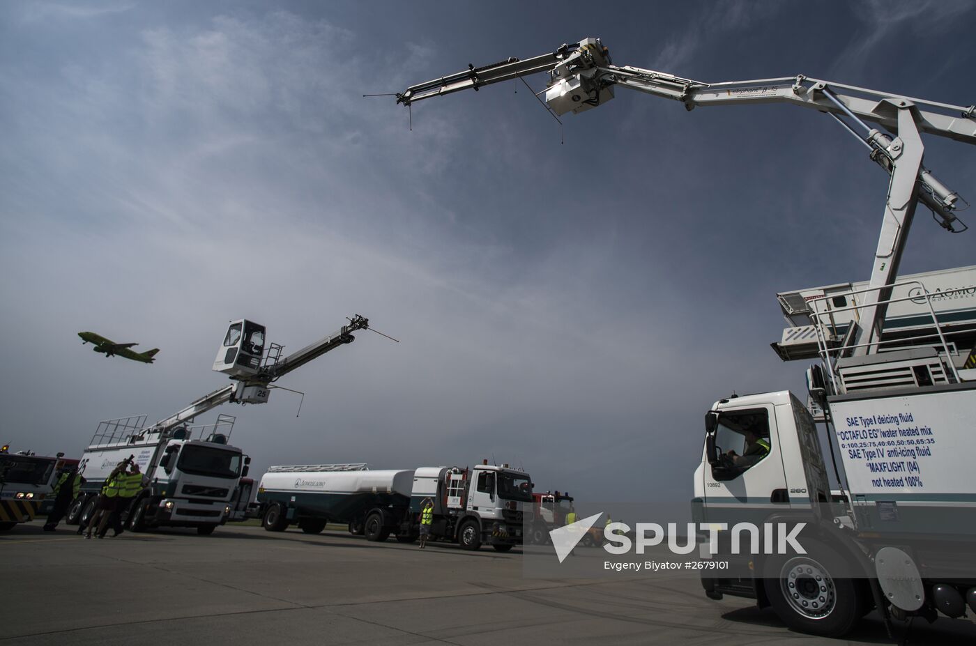 Airplane servicing at Domodedovo airport