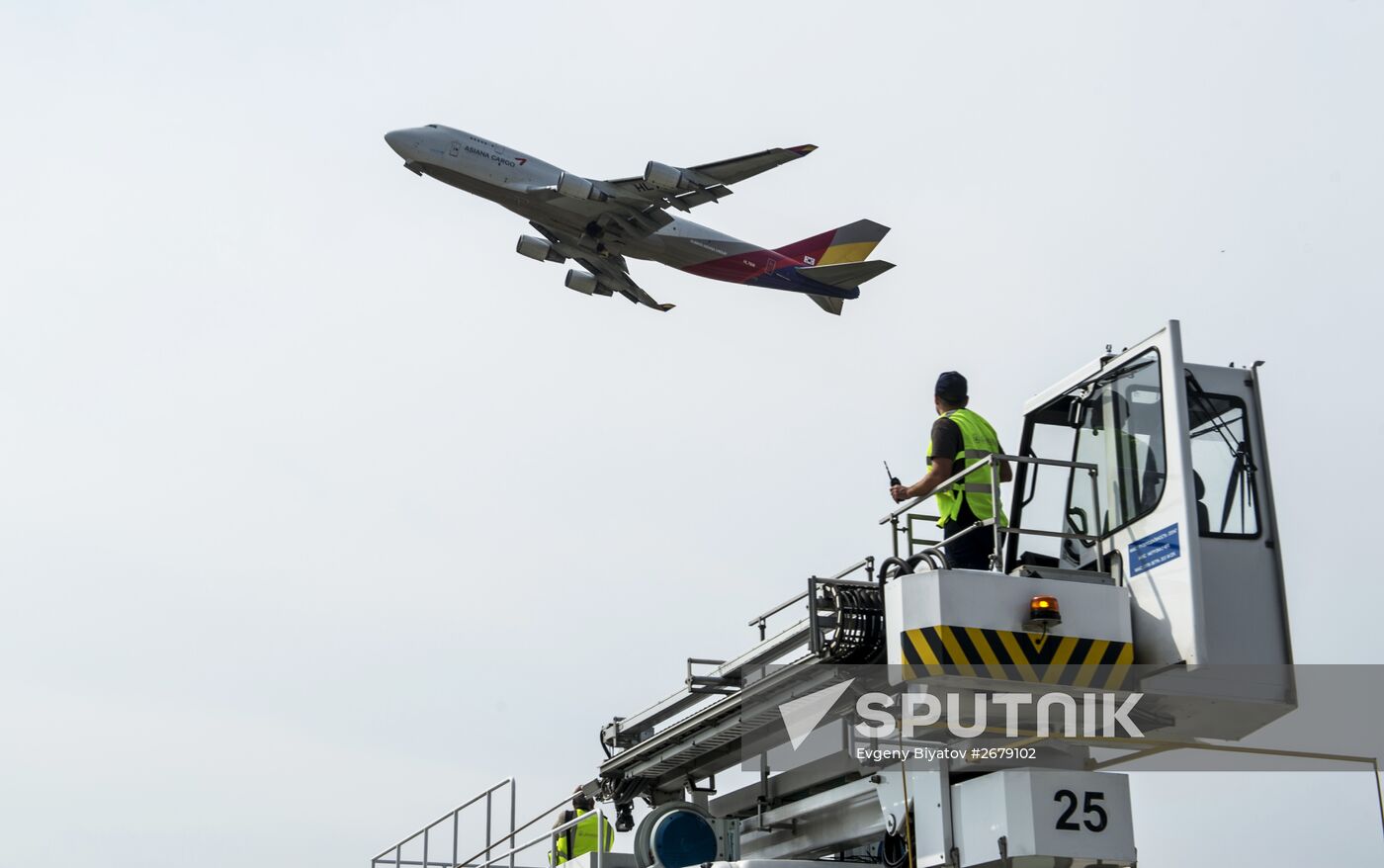 Airplane servicing at Domodedovo airport