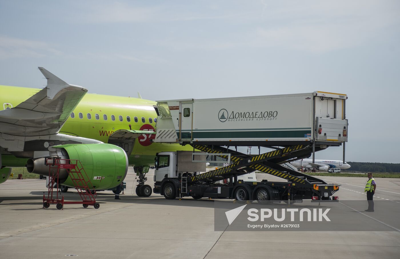 Airplane servicing at Domodedovo airport