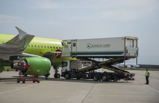 Airplane servicing at Domodedovo airport