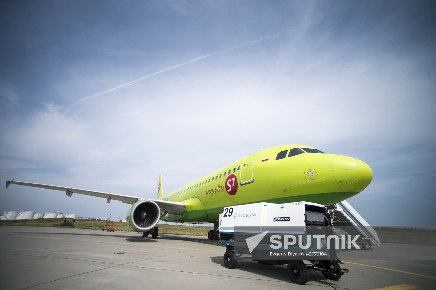 Airplane servicing at Domodedovo airport