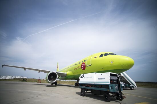 Airplane servicing at Domodedovo airport